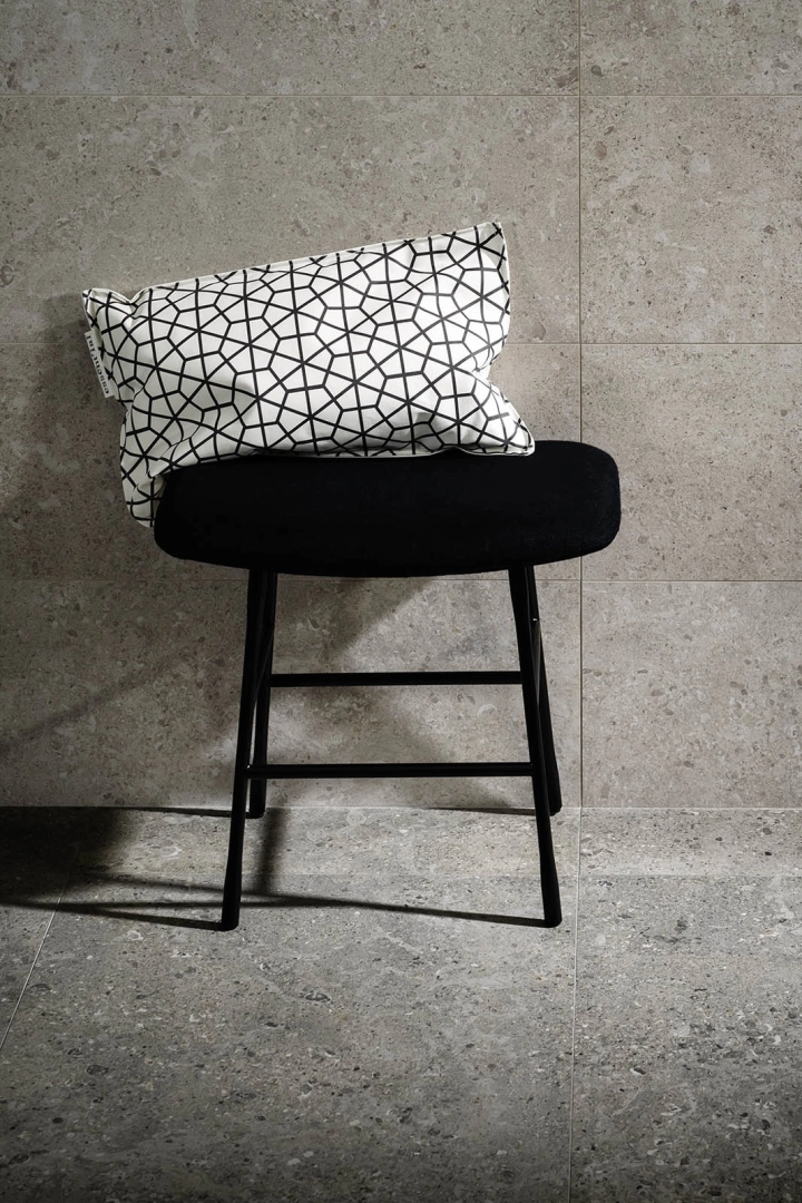 Płytki Marazzi Mystone Gris Fleury efekt kamień naturalny w nowoczesnej aranżacji salonu