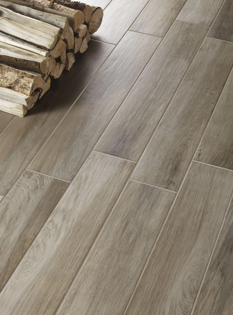 Marazzi Treverkmood – gres imitujący drewno w jasnym, przestronnym salonie