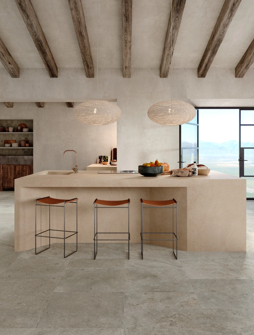 Marazzi Uniche – gres imitujący kamień naturalny w jasnym, przestronnym salonie