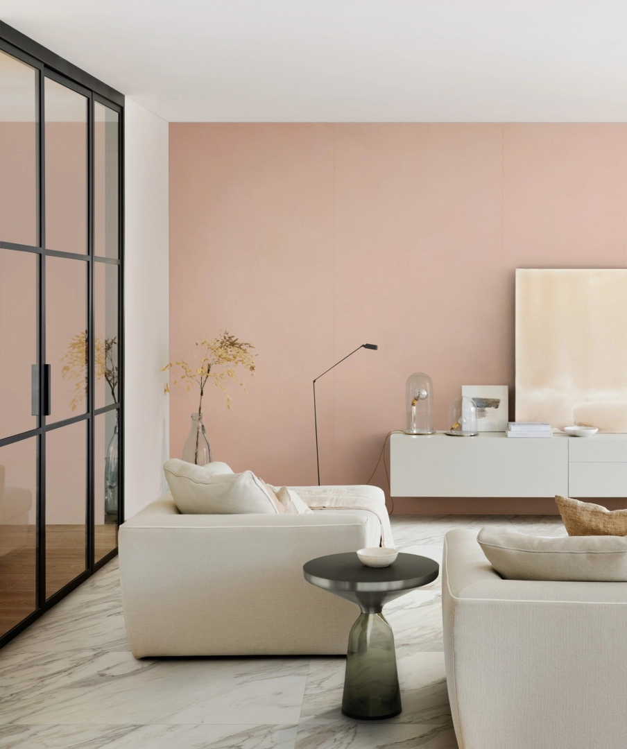 Marazzi Fabula – gres imitujący marmur w jasnym, przestronnym salonie