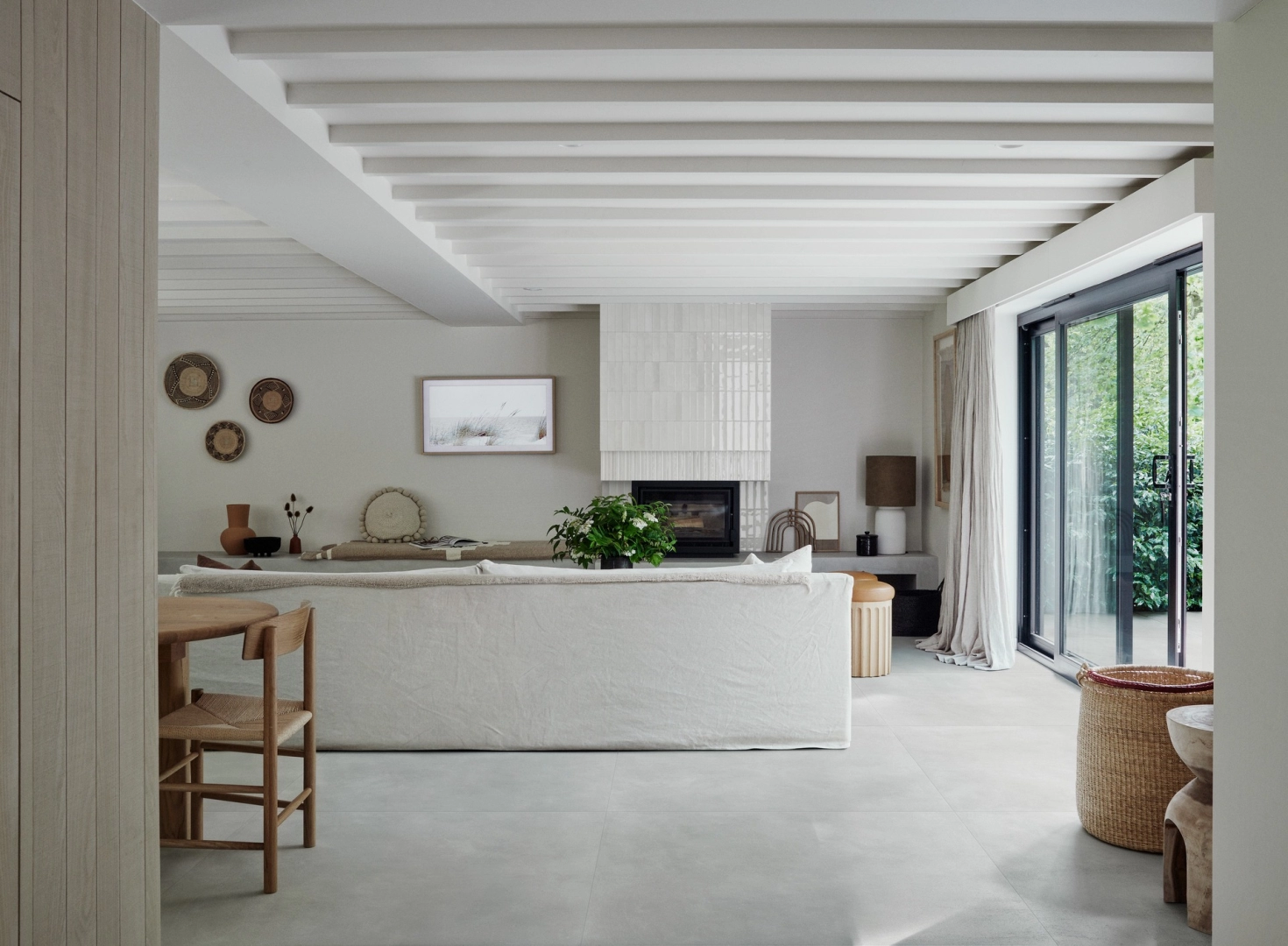 Płytki Marazzi Slow Cold efekt terakota w nowoczesnej aranżacji salonu