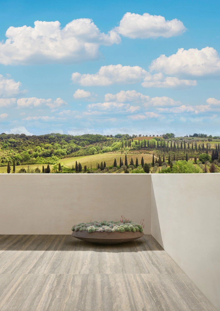 Wielkoformatowy gres Marazzi Mystone Travertino efekt kamień naturalny w salonie z naturalnymi materiałami