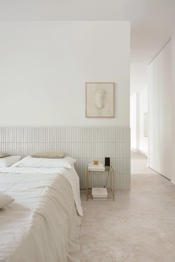 Płytki Marazzi Lume imitujące cegłę w salonie z dużym przeszkleniem