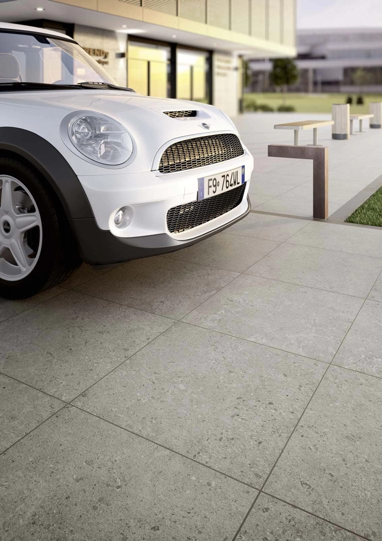 Marazzi Mystone Gris Fleury gres o efekcie kamienia naturalnego w nowoczesnym apartamencie