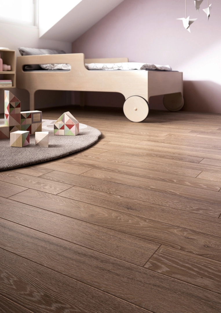 Marazzi Treverkcharme gres o efekcie drewna na podłodze w nowoczesnym domu