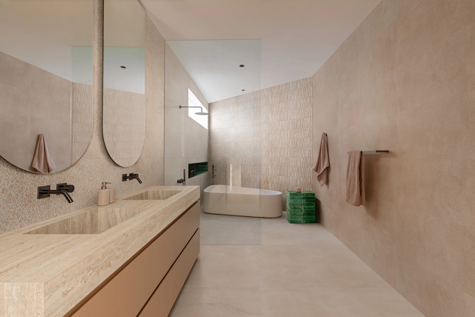 Gres Marazzi Slow Wall efekt terakota w nowoczesnym salonie