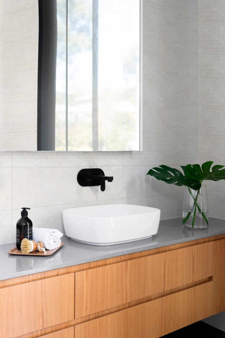 Marazzi Stream – gres imitujący kamień naturalny w jasnym, przestronnym salonie