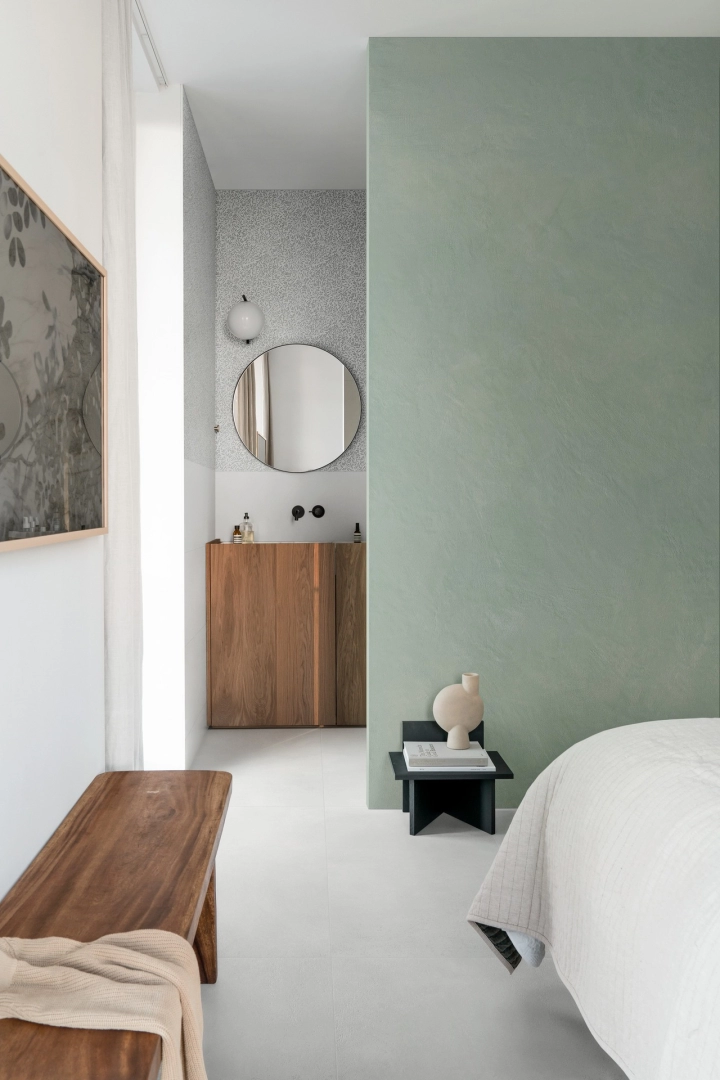 Płytki gresowe Marazzi Slow Wall efekt terakota w eleganckim salonie z dużymi przeszkleniami