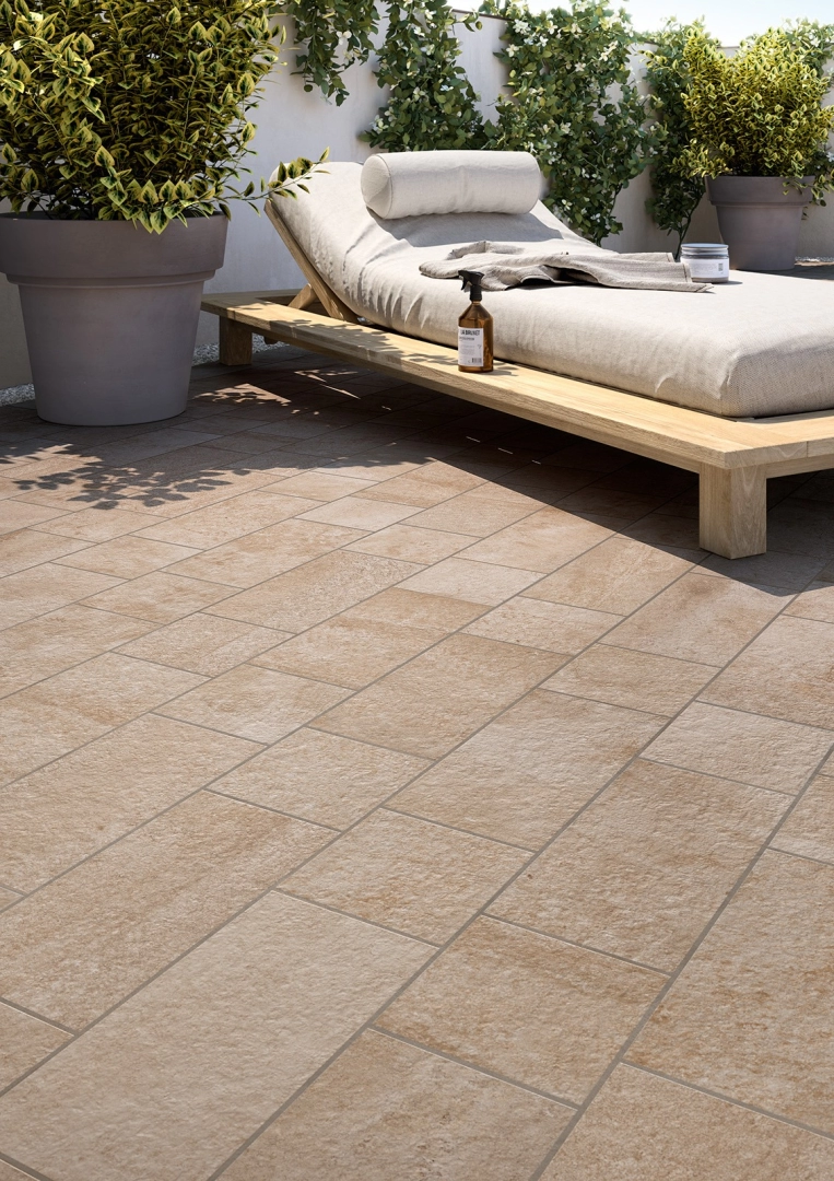 Gres porcelanowy Marazzi Pietra Occitana kamień naturalny w minimalistycznym wnętrzu