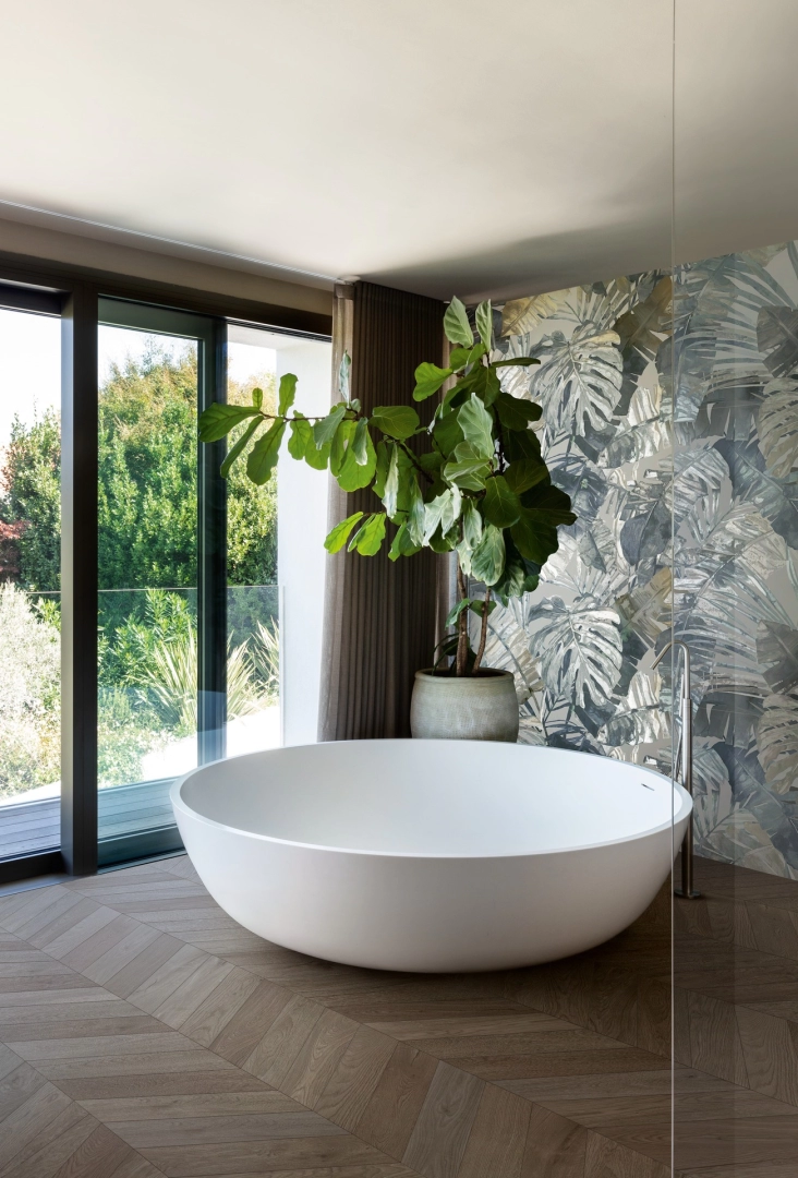 Płytki gresowe Marazzi White Deco efekt kolor w eleganckim salonie z dużymi przeszkleniami