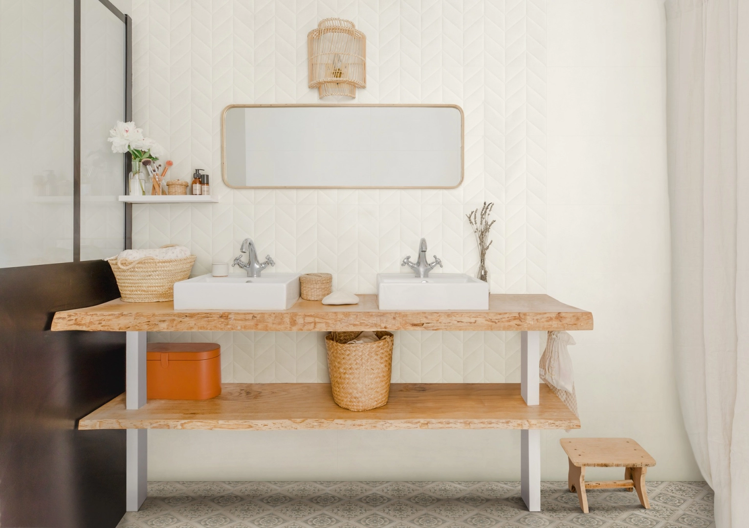 Płytki Marazzi Flora imitujące kolor w eleganckim holu i salonie