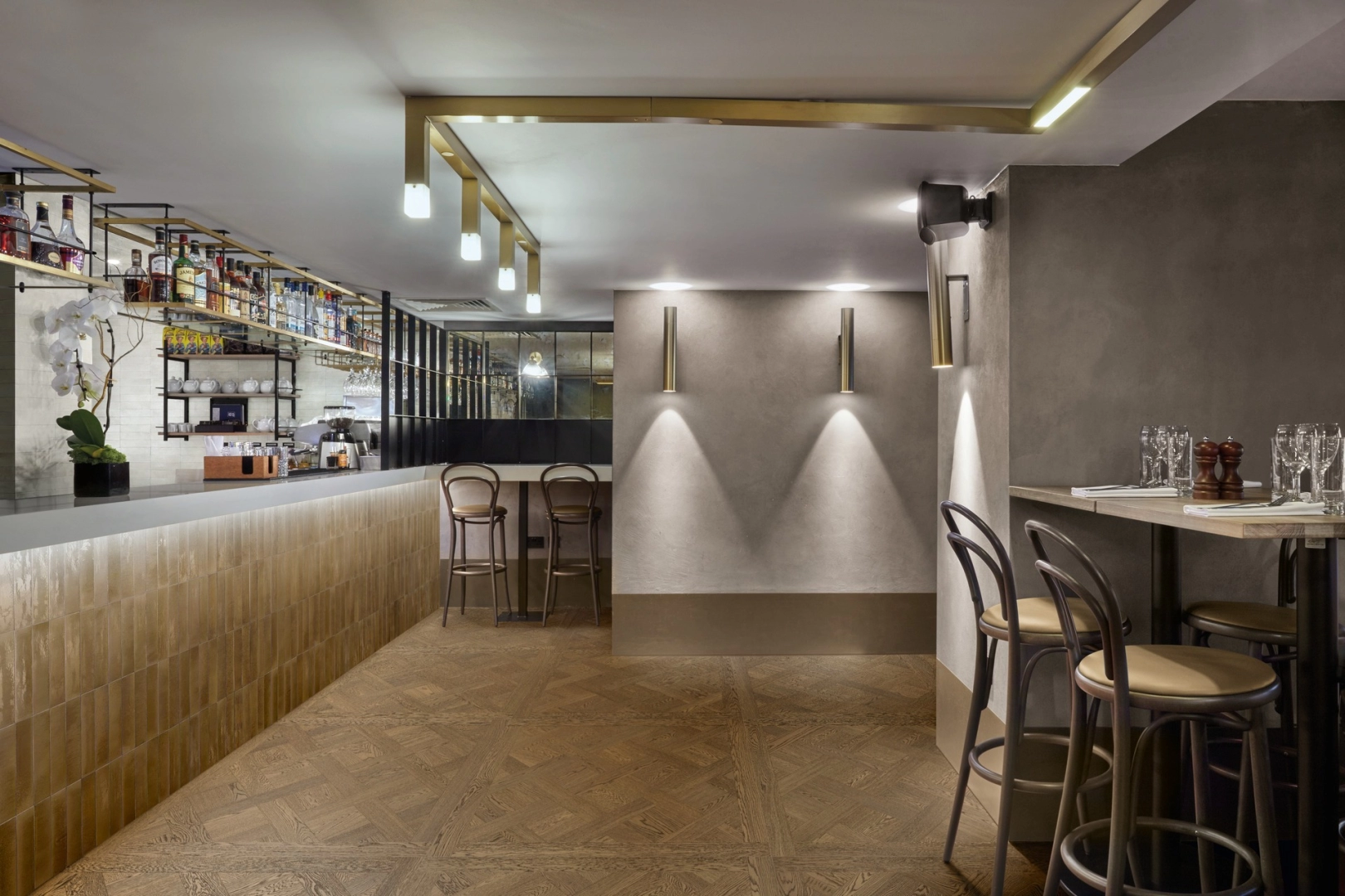 Płytki gresowe Marazzi Intrecci efekt drewno w eleganckim salonie z dużymi przeszkleniami