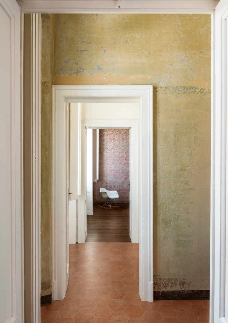 Gres porcelanowy Marazzi Artcraft terakota w minimalistycznym wnętrzu
