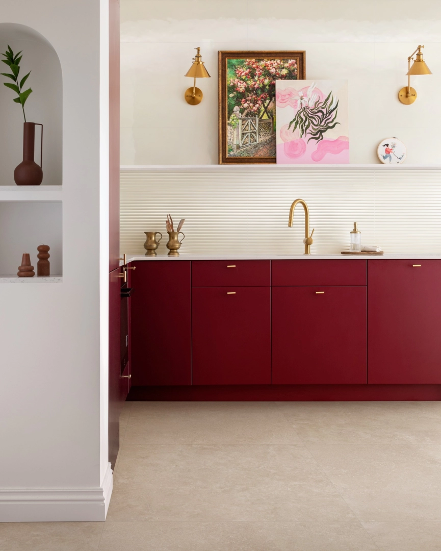 Wielkoformatowy gres Marazzi Bliss efekt kolor w salonie z kominkiem