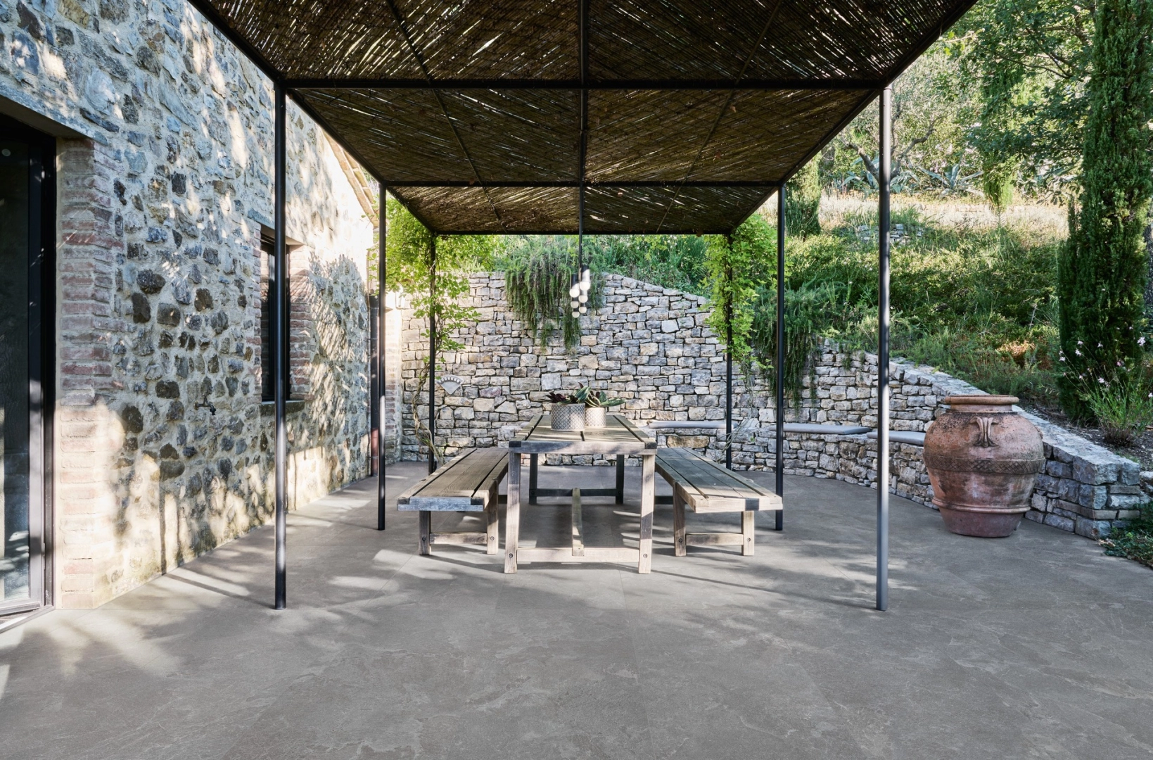 Gres porcelanowy Marazzi Mystone Pietra Ligure kamień naturalny w przestronnej strefie dziennej