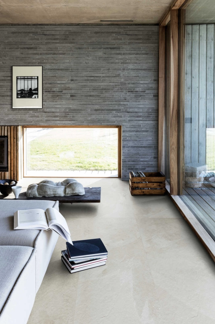 Gres Marazzi Mystone Ardesia efekt kamień naturalny w salonie w stylu contemporary