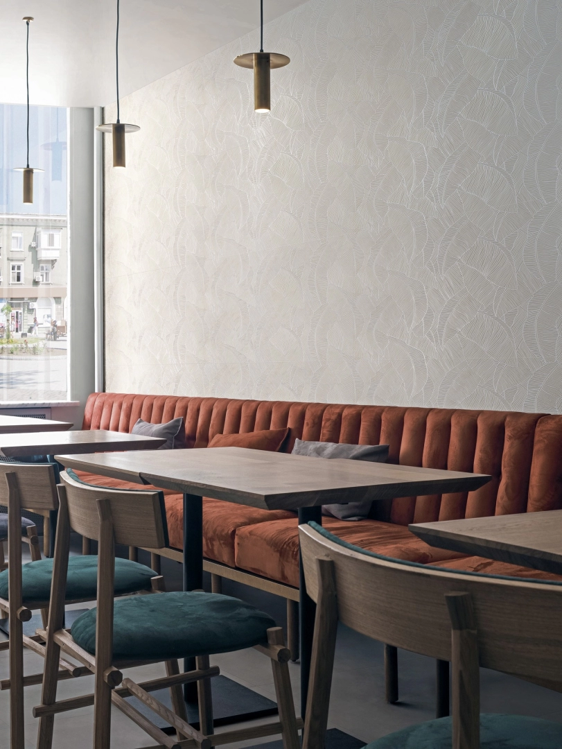 Marazzi White Deco gres o efekcie koloru na podłodze w nowoczesnym domu