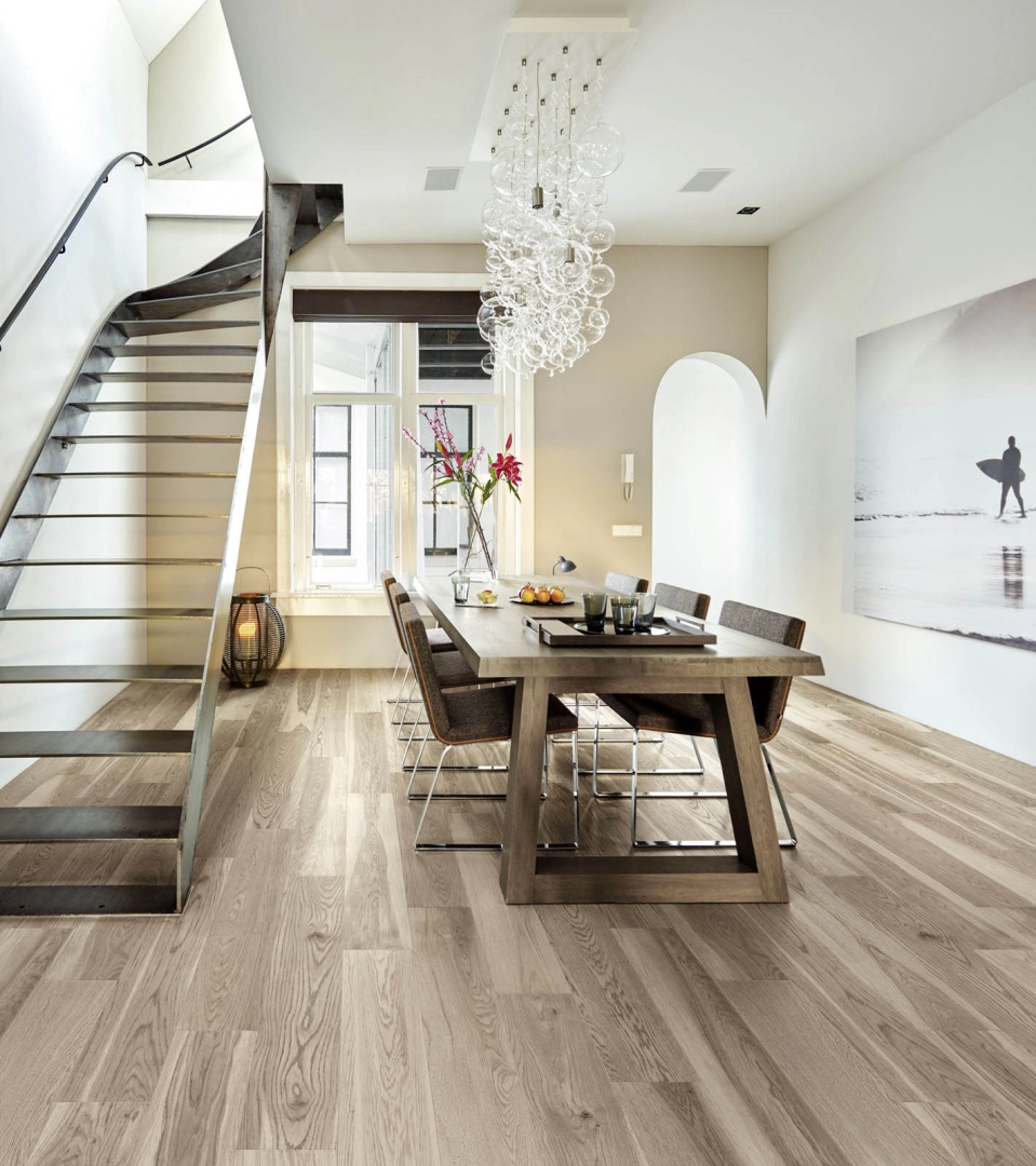 Gres porcelanowy Marazzi Treverkmore drewno w minimalistycznym wnętrzu