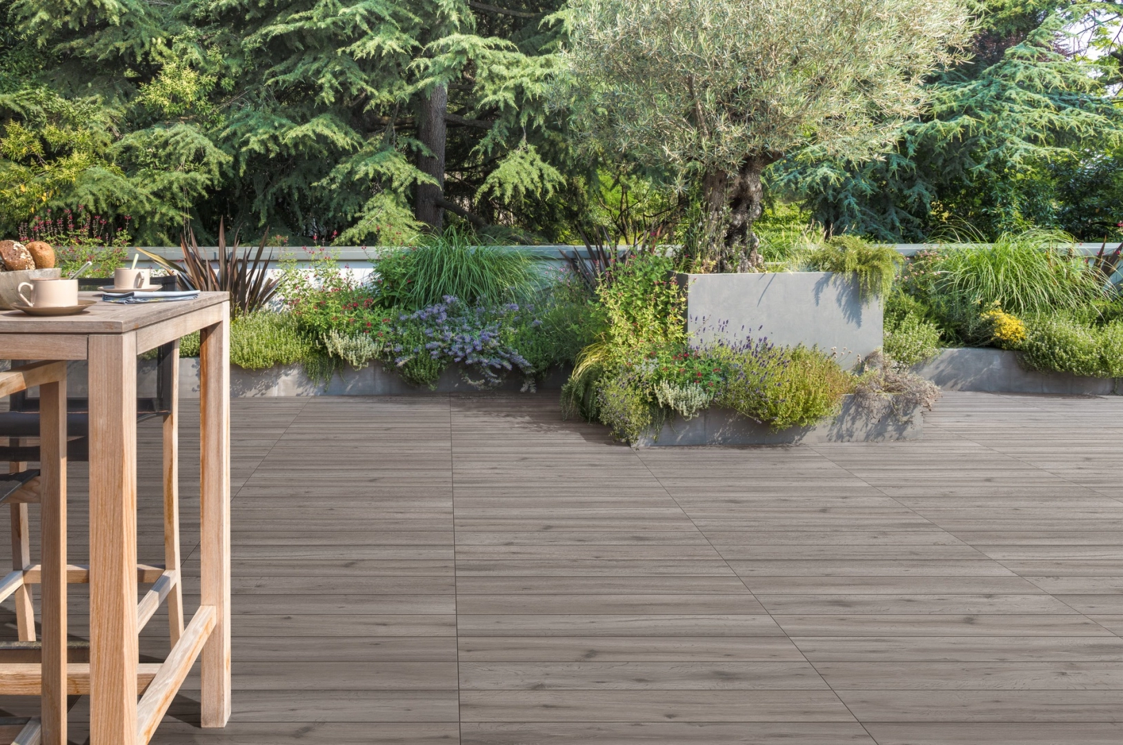 Gres Marazzi Treverkheart efekt drewno w nowoczesnym salonie
