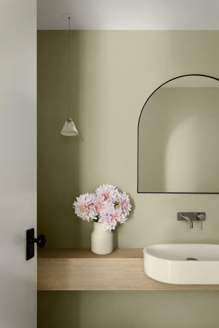 Płytki gresowe Marazzi Flora efekt kolor w nowoczesnym salonie z drewnianymi akcentami