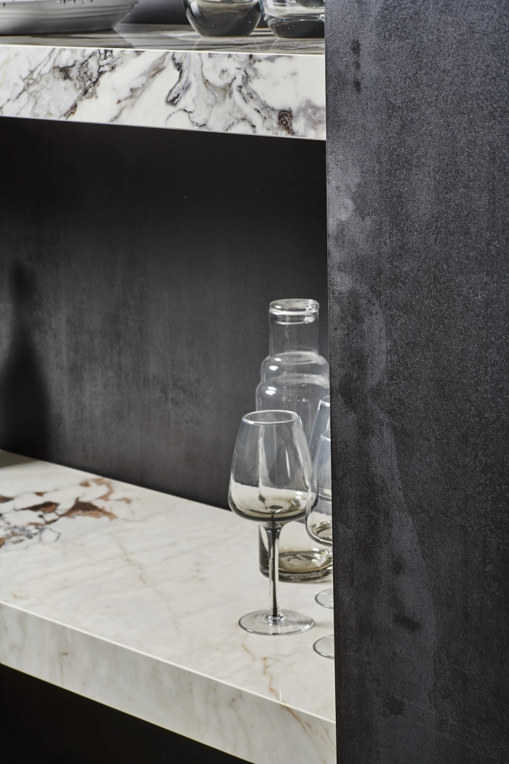 Płytki Marazzi Grande Metal Look efekt metal w nowoczesnej aranżacji salonu