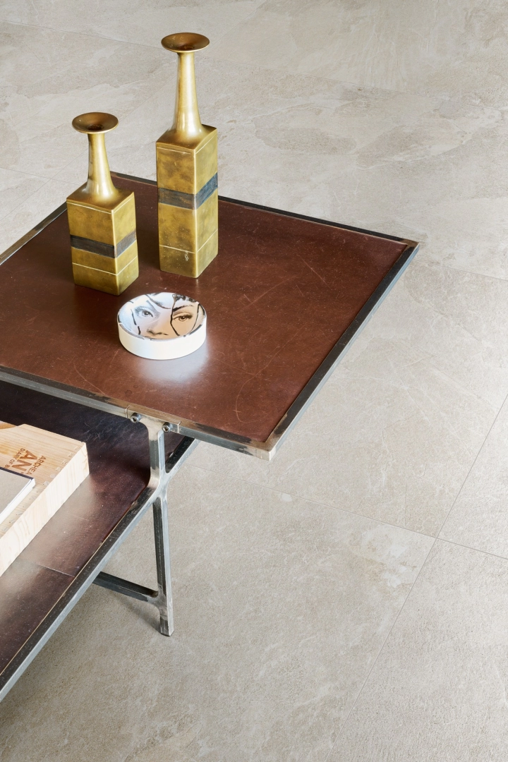 Marazzi Mystone Pietra Ligure – gres imitujący kamień naturalny w jasnym salonie w stylu skandynawskim