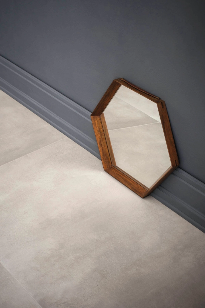 Gres Marazzi Powder efekt beton w przestronnym salonie z oknami tarasowymi