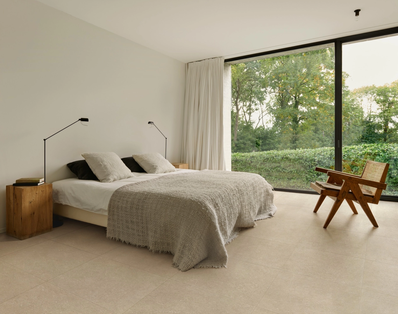 Płytki gresowe Marazzi Mystone Berici efekt kamień naturalny w eleganckim salonie z dużymi przeszkleniami