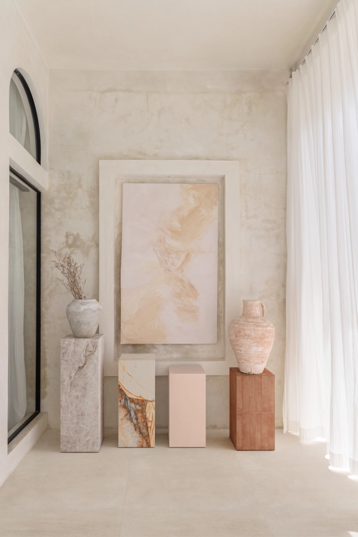 Płytki gresowe Marazzi Slow efekt terakota w eleganckim salonie z dużymi przeszkleniami