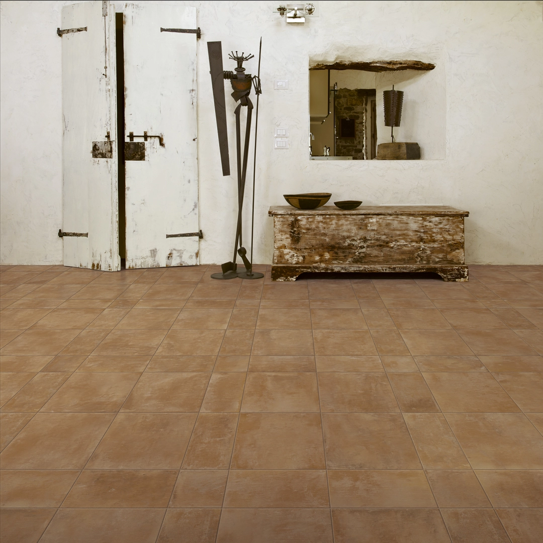 Płytki Marazzi Cotti D'italia imitujące terakotę w salonie z dużym przeszkleniem