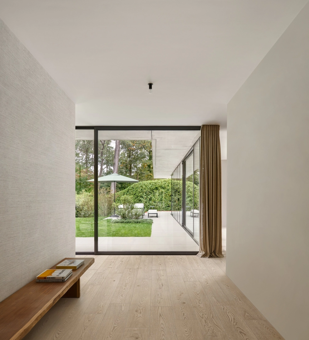 Płytki Marazzi Mystone Berici efekt kamień naturalny w salonie z naturalnym oświetleniem
