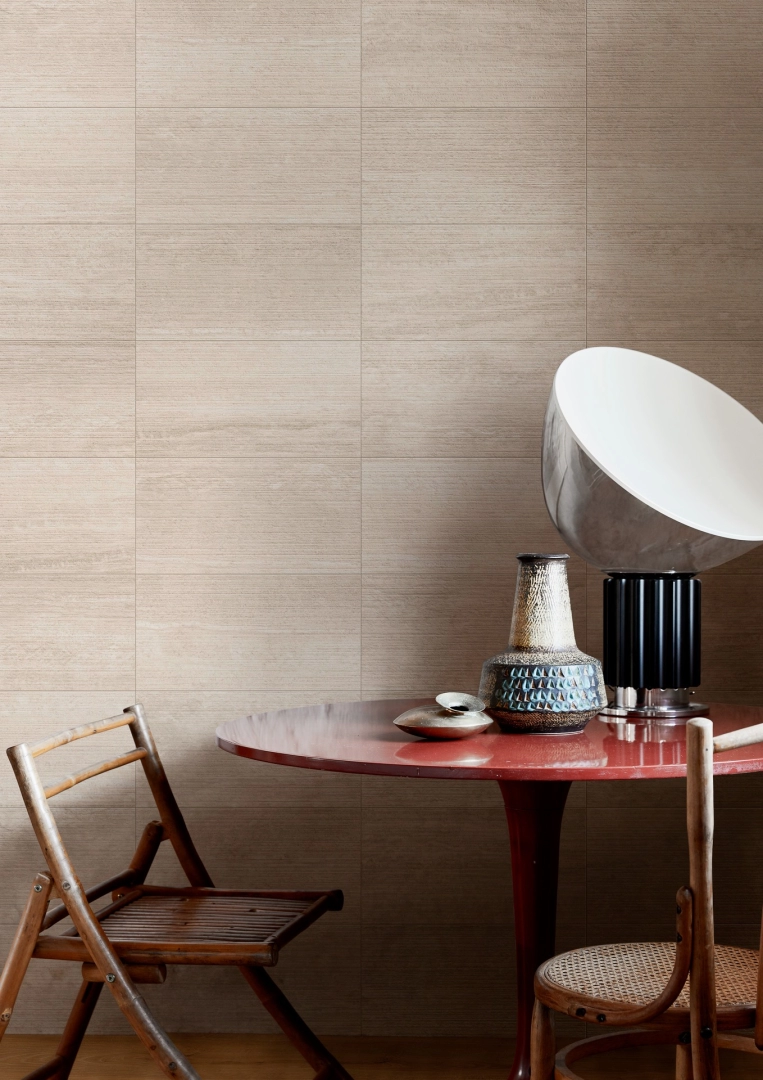 Marazzi Mystone Travertino gres o efekcie kamienia naturalnego w eleganckim wnętrzu z kominkiem