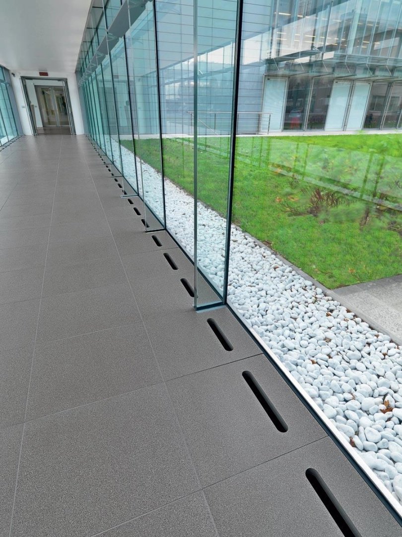 Gres porcelanowy Marazzi Sistemt terrazzo w minimalistycznym wnętrzu