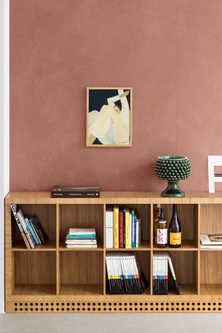Płytki Marazzi Grande Resin Look efekt żywica w nowoczesnej aranżacji salonu