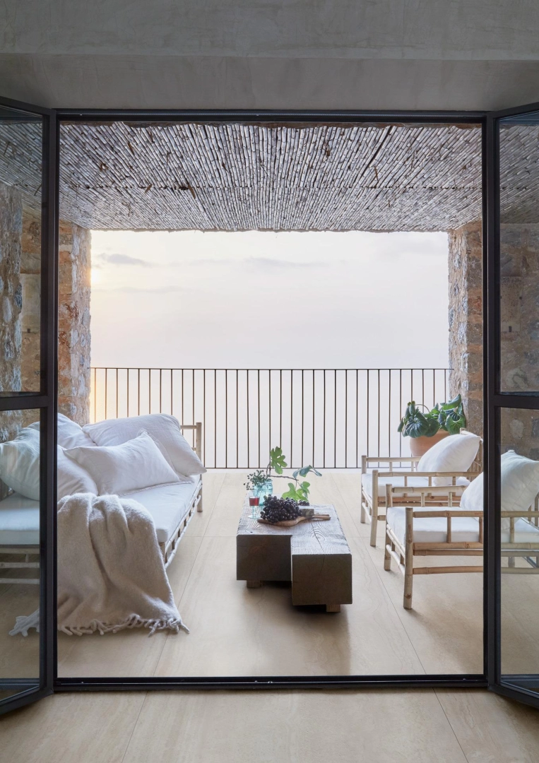 Gres Marazzi Mystone Travertino efekt kamień naturalny w salonie w stylu contemporary