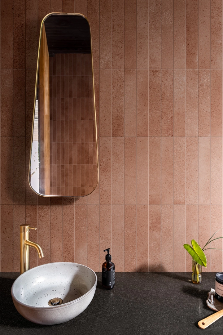 Płytki Marazzi Artcraft efekt terakota w nowoczesnej aranżacji salonu