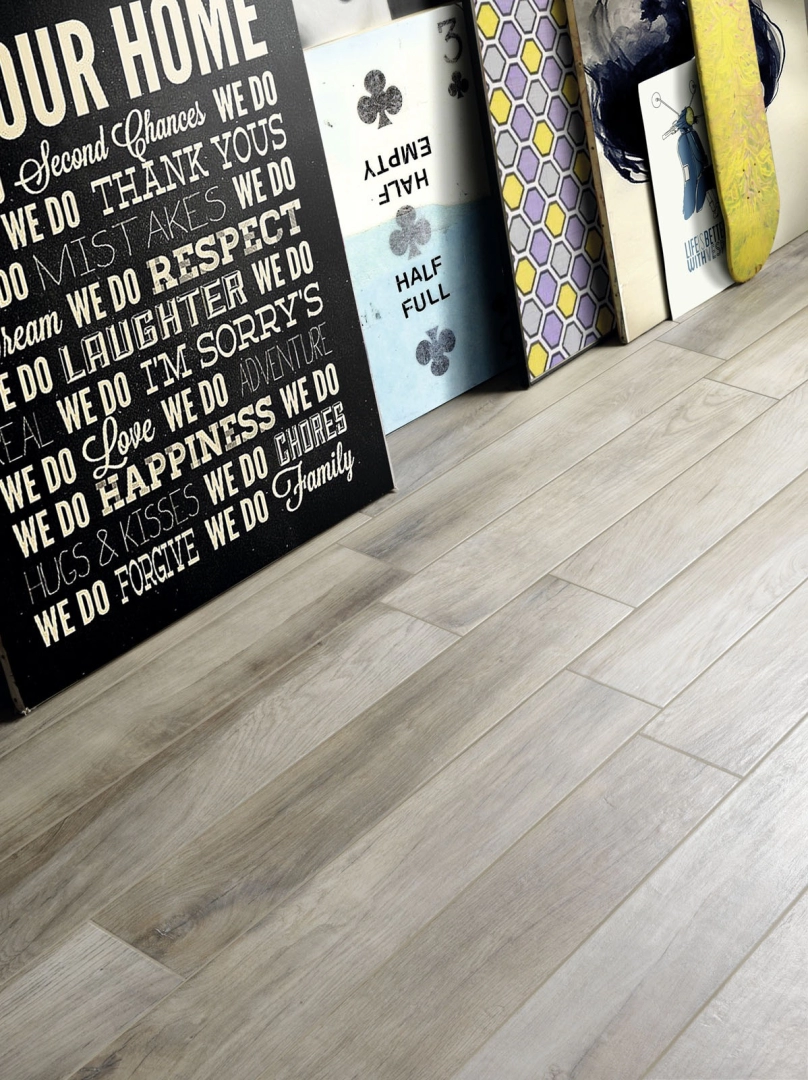 Gres porcelanowy Marazzi Treverkmood drewno w minimalistycznym wnętrzu