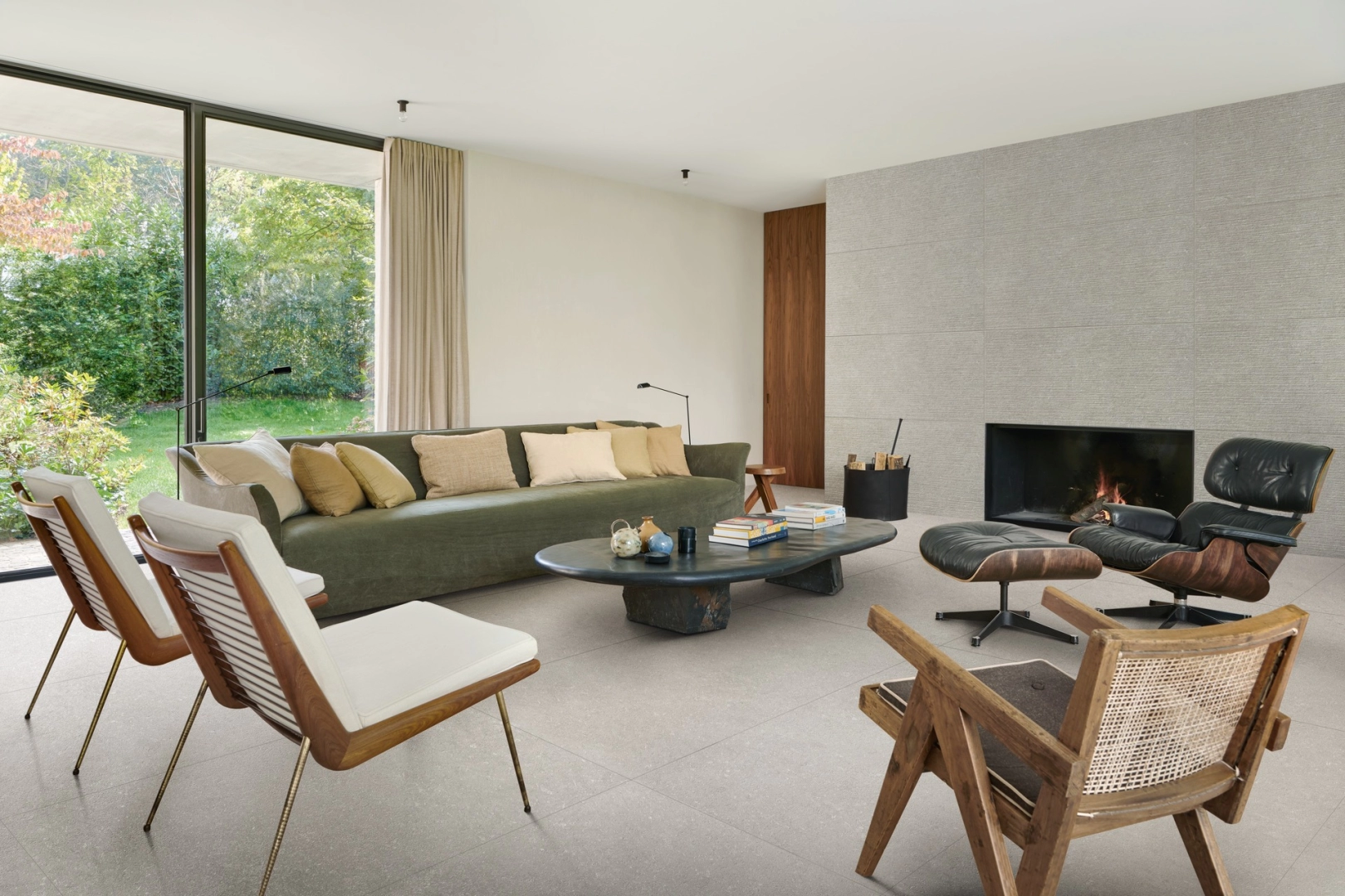 Gres Marazzi Mystone Berici efekt kamień naturalny w minimalistycznym salonie