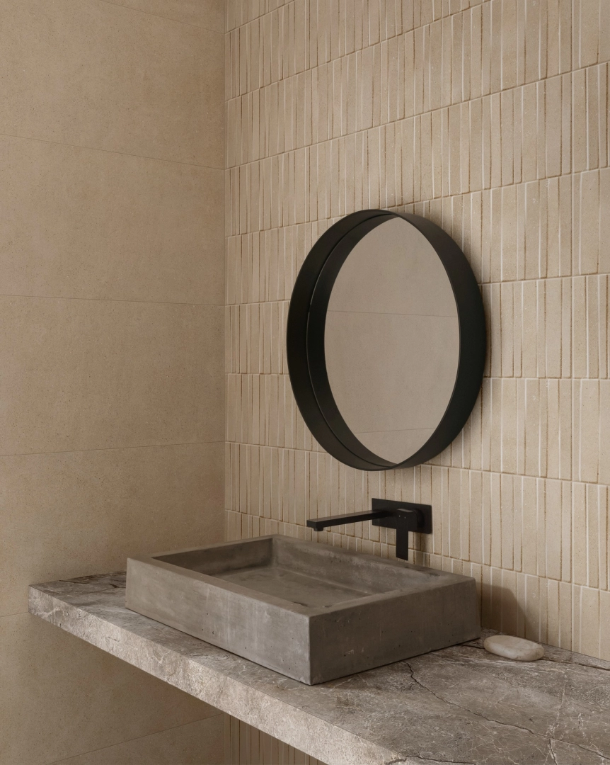 Płytki Marazzi Slow Wall efekt terakota w nowoczesnej aranżacji salonu