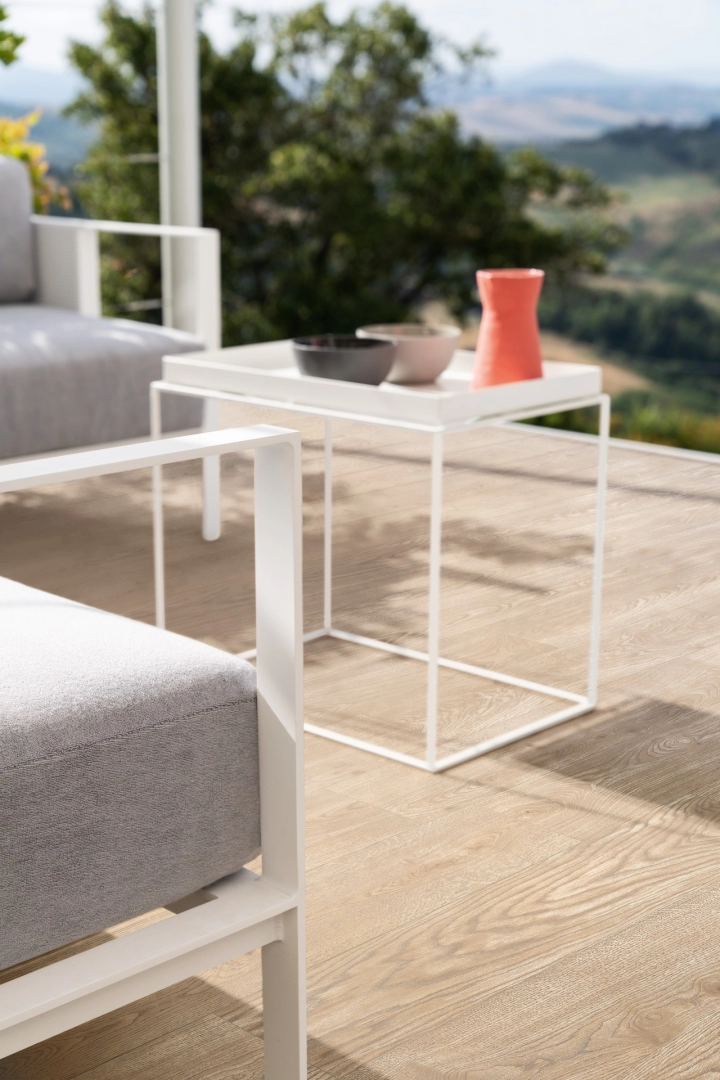 Gres Marazzi Vivo efekt drewno w nowoczesnym salonie