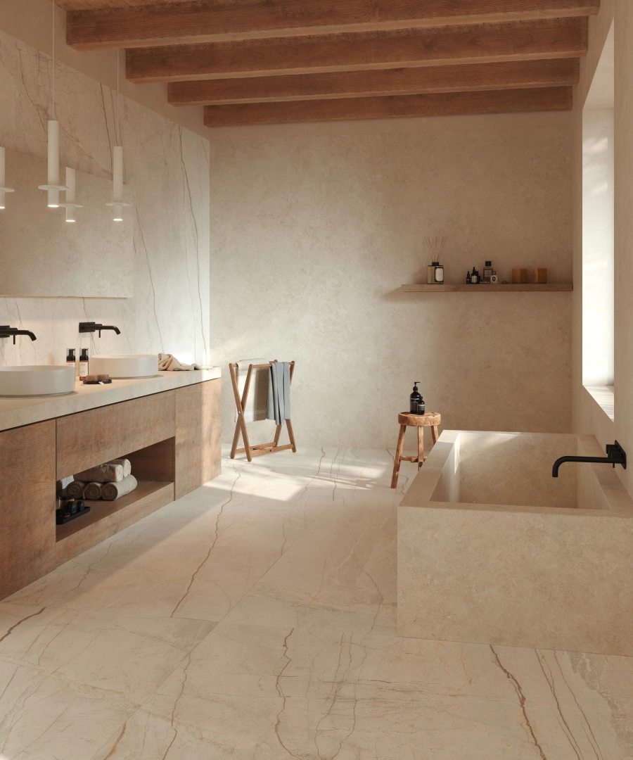 Płytki Marazzi Grande Stone Look imitujące kamień naturalny w salonie z dużym przeszkleniem