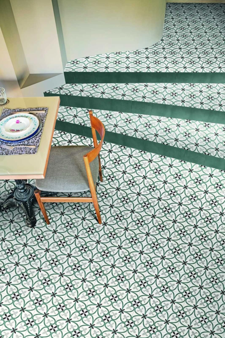 Marazzi D_segni Colore – gres imitujący kolor w jasnym, przestronnym salonie