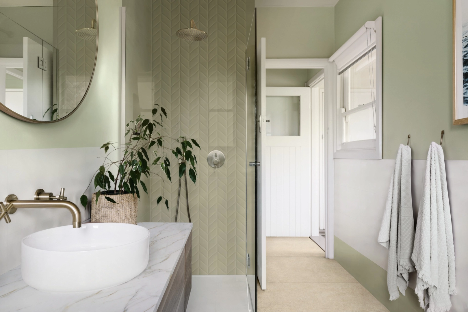 Płytki gresowe Marazzi Flora efekt kolor w eleganckim salonie z dużymi przeszkleniami
