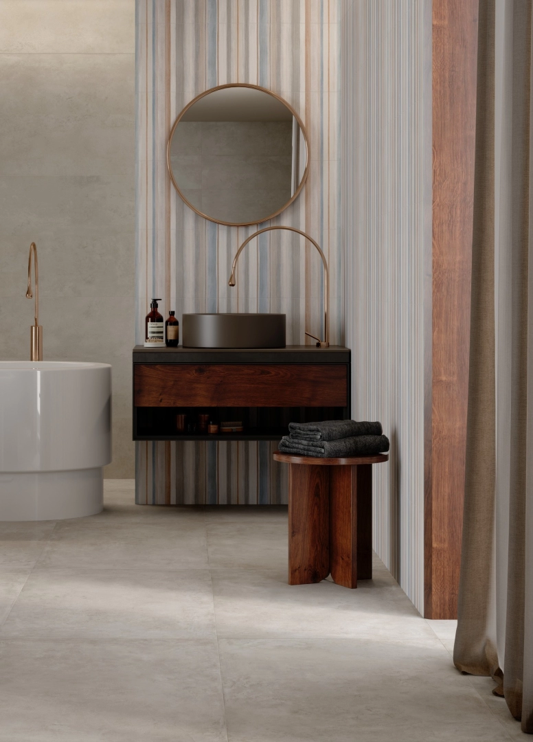 Marazzi Plaza – gres imitujący beton w jasnym salonie w stylu skandynawskim