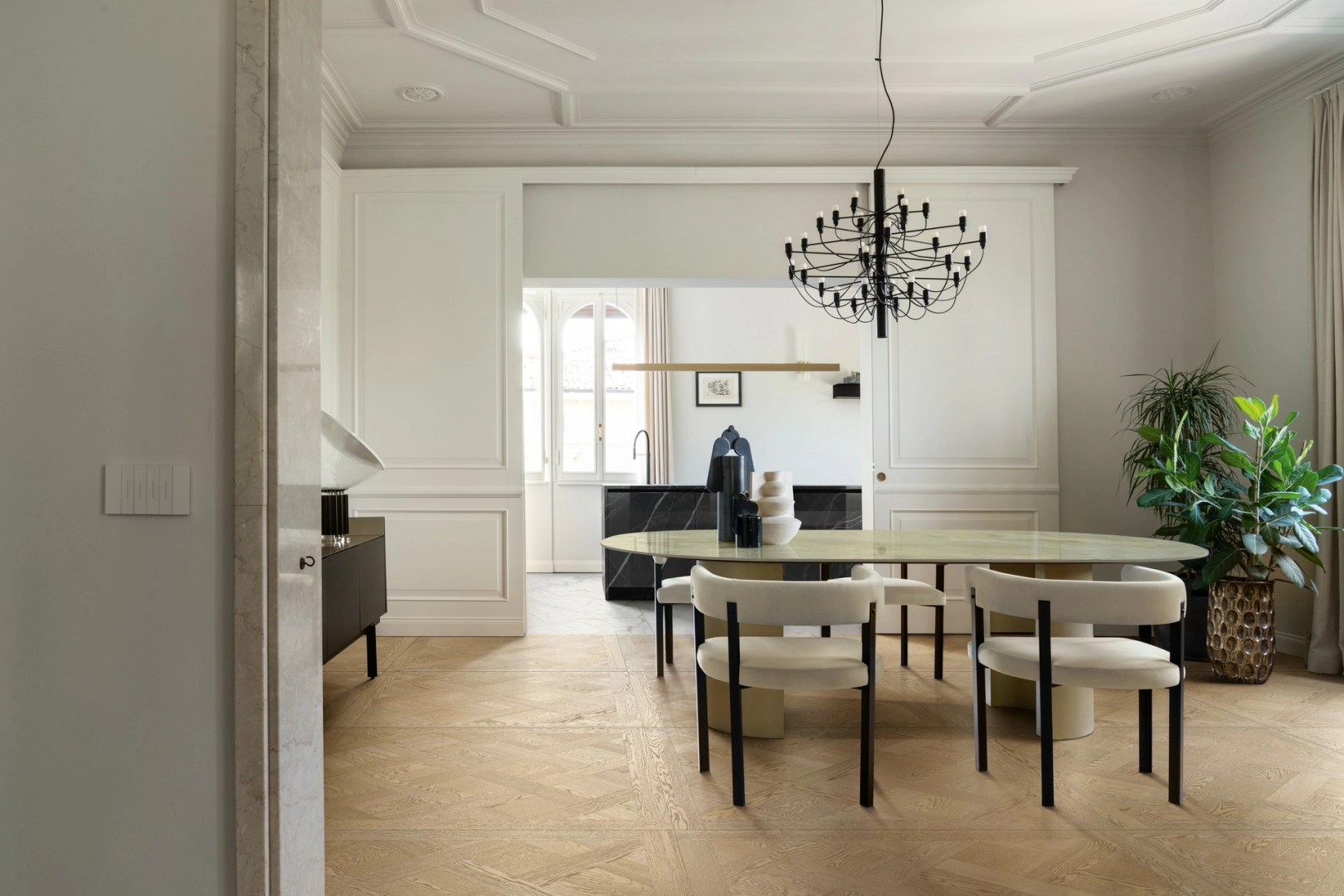 Wielkoformatowy gres Marazzi Intrecci efekt drewno w salonie z kominkiem