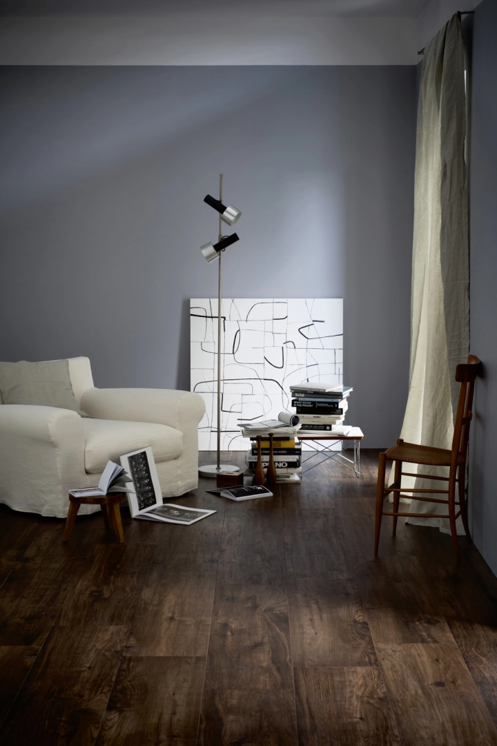 Płytki gresowe Marazzi Treverkhome efekt drewno w eleganckim salonie z dużymi przeszkleniami