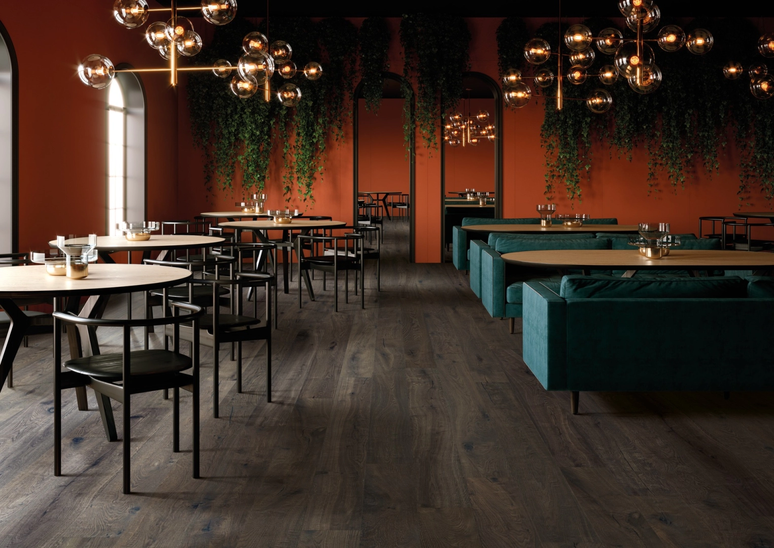 Wielkoformatowy gres Marazzi Vero efekt drewno w salonie z kominkiem