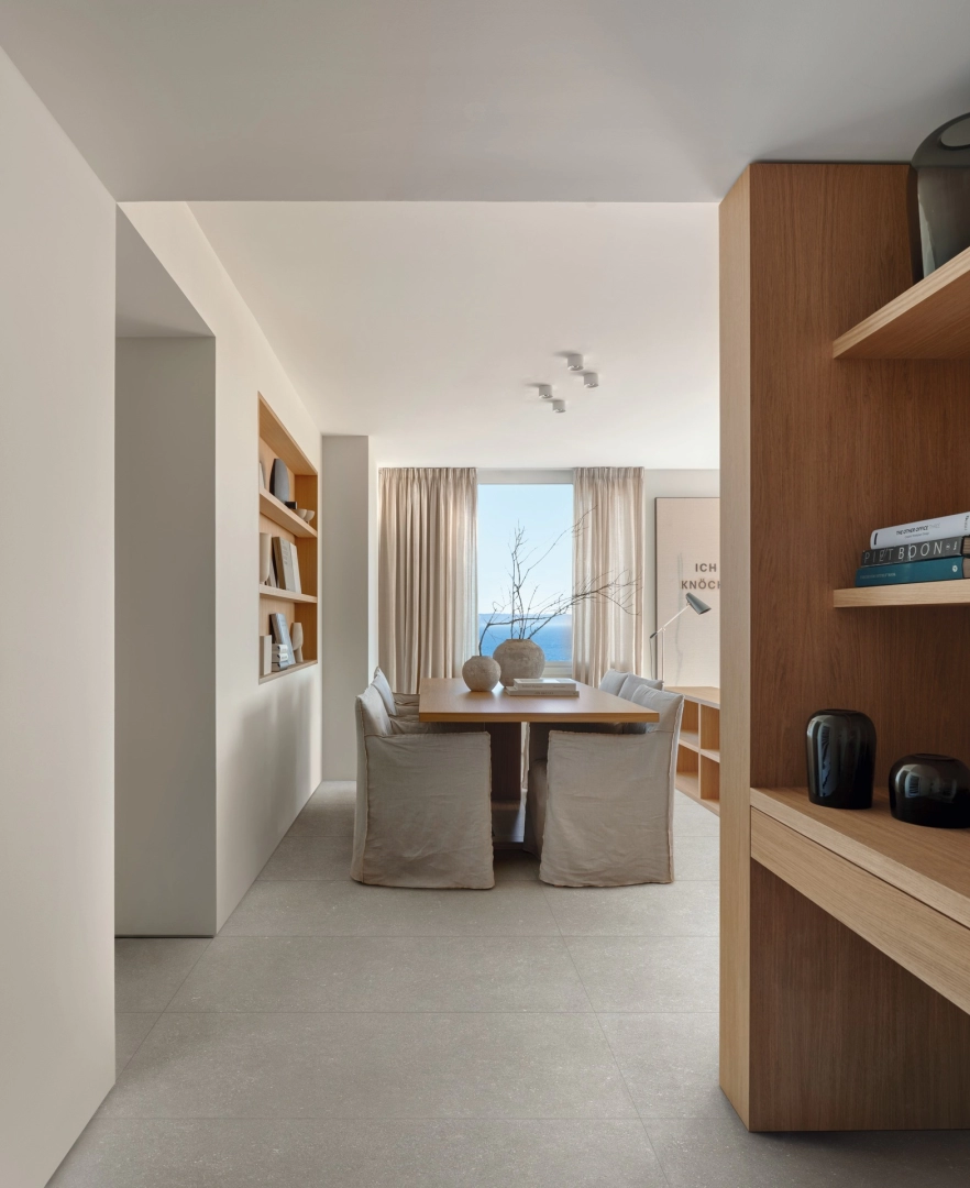 Płytki Marazzi Mystone Berici imitujące kamień naturalny w salonie z dużym przeszkleniem