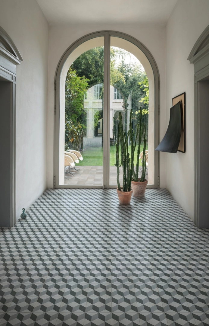Marazzi D_segni Blend – gres imitujący kolor w jasnym, przestronnym salonie