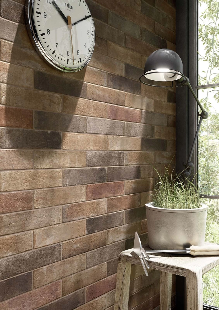 Marazzi Terramix – gres imitujący cegłę w jasnym salonie w stylu skandynawskim